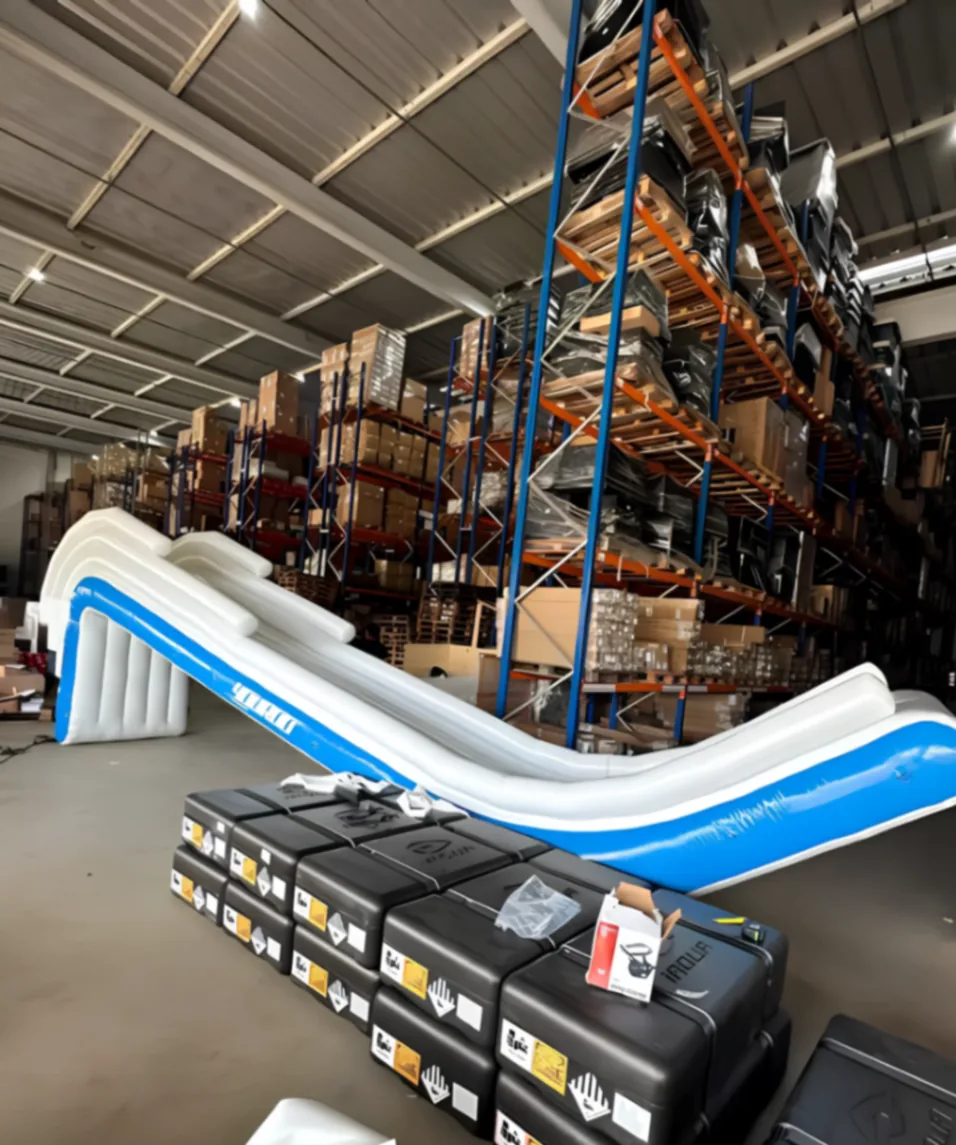 Centro de distribuição YouRoo — escorregador inflável e equipamentos prontos para envio