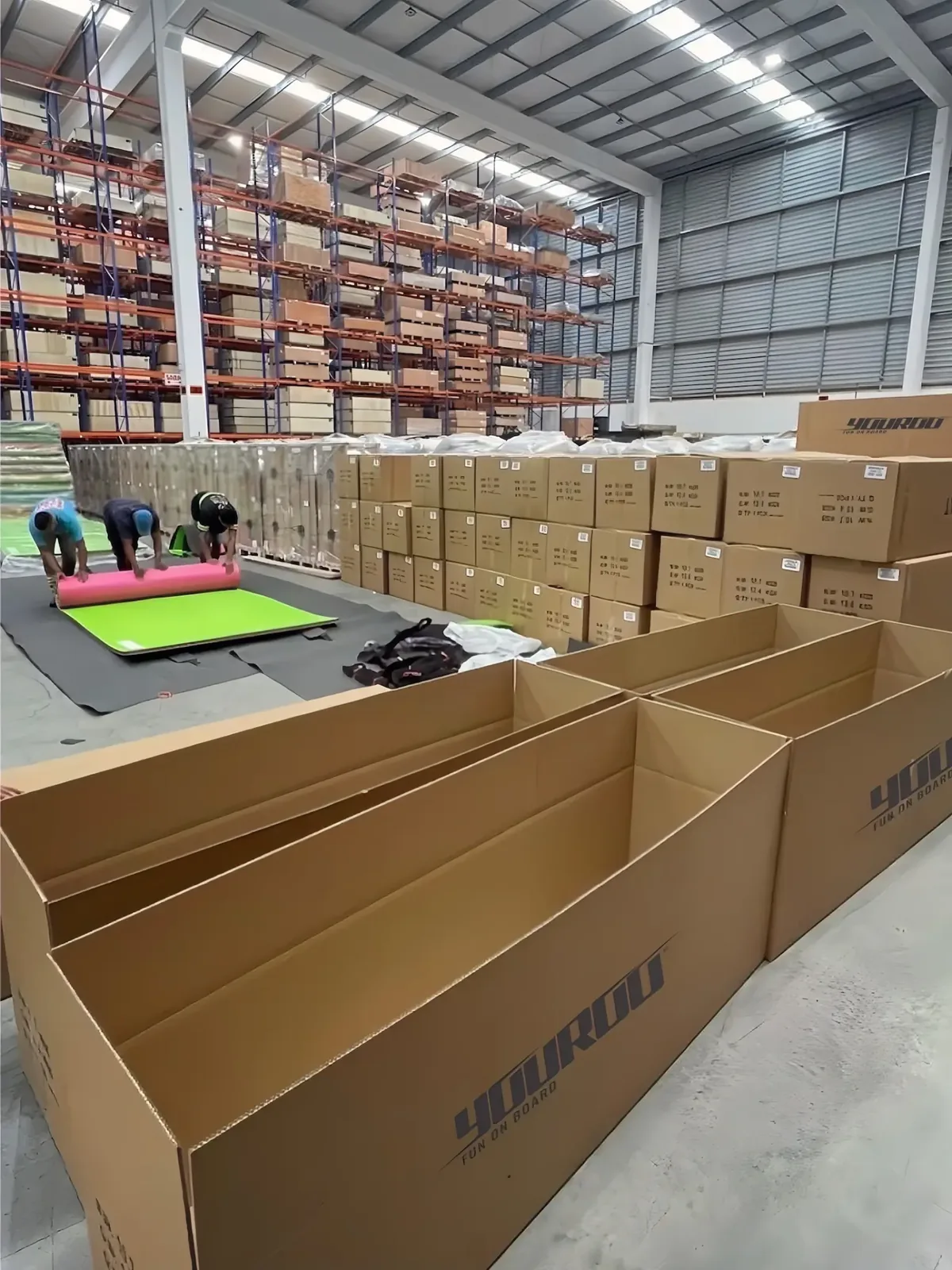 Equipe YouRoo embalando produtos no centro de distribuição