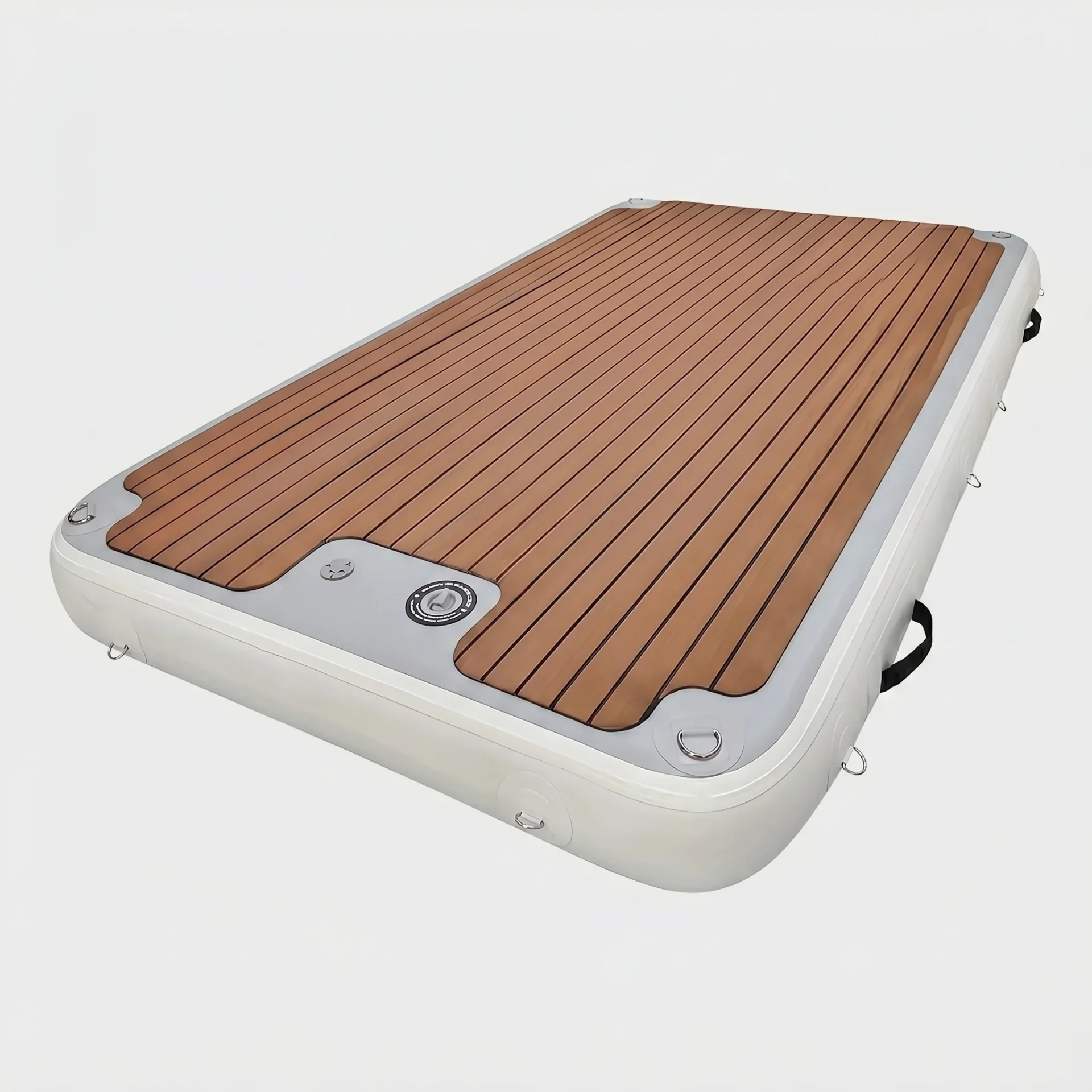 Plataforma flutuante inflável YouRoo ao lado de um barco, usada como deck de lazer