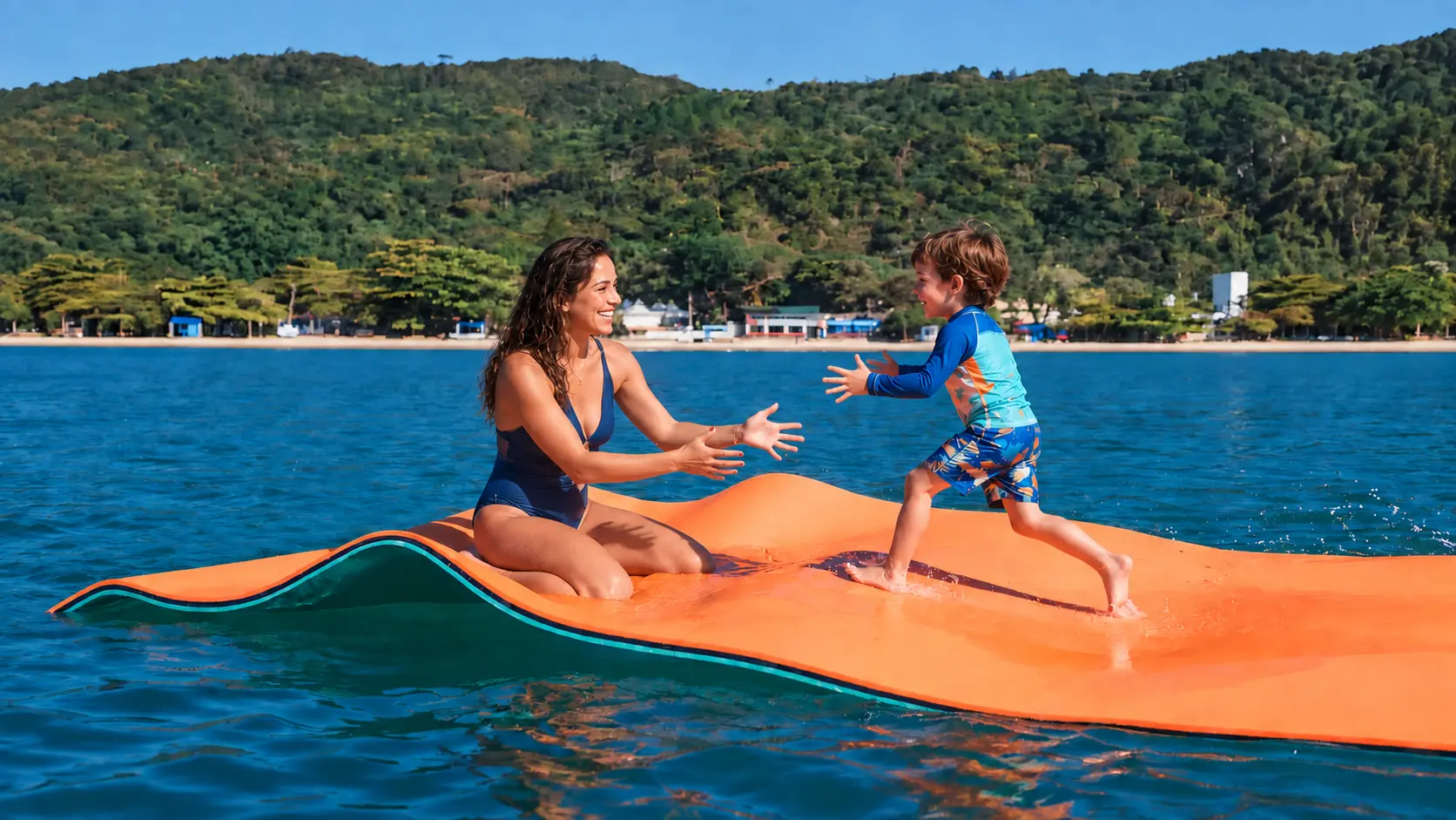 Mãe e ilho em tapete gigante flutuante
